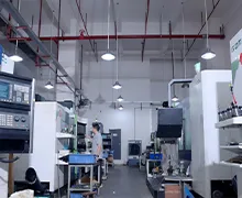 Oficina de processamento de peças CNC, equipada com vários tornos e fresadoras CNC Gamma