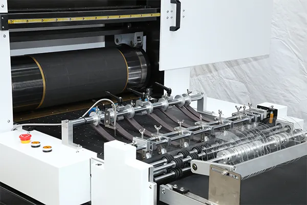 Unidade de corte e vinco e remoção de resíduos