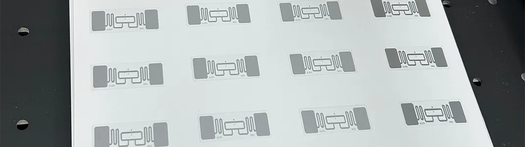 Máquina de corte e vinco plana